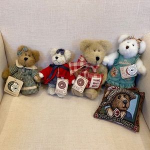 Boyd’s Bears Set of 4 + Pillow Hanger
